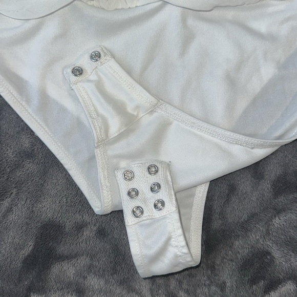 GUESS Off the Shoulder V-neck Bodysuit - Picture 5 of 13